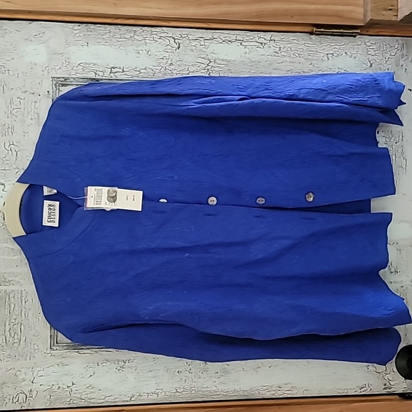 A beautiful blue top - Picture 1 of 4
